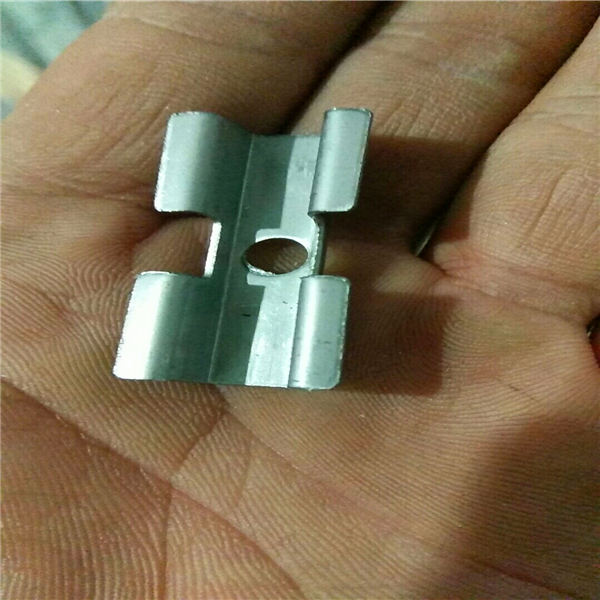 不用开槽的保温装饰一体板挂件